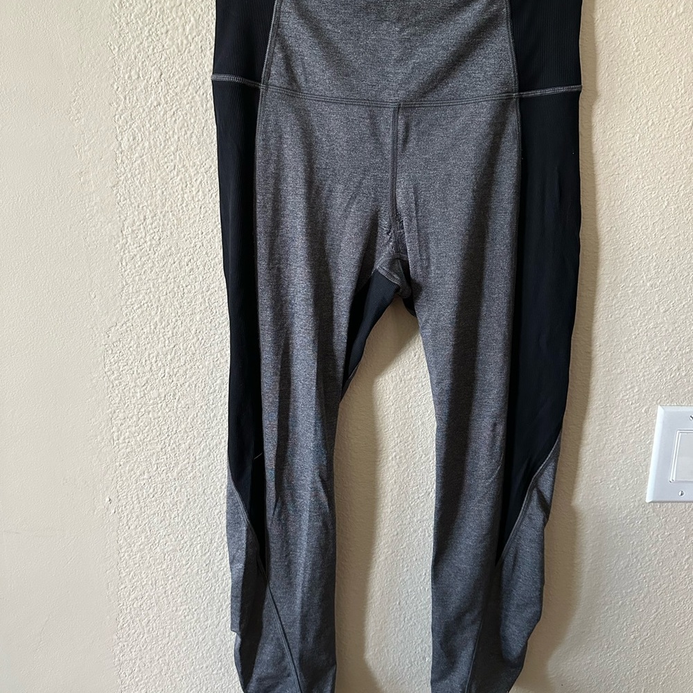 Lululemon women's Gray and Black Athletic Leggings size 8/ NWOT B208